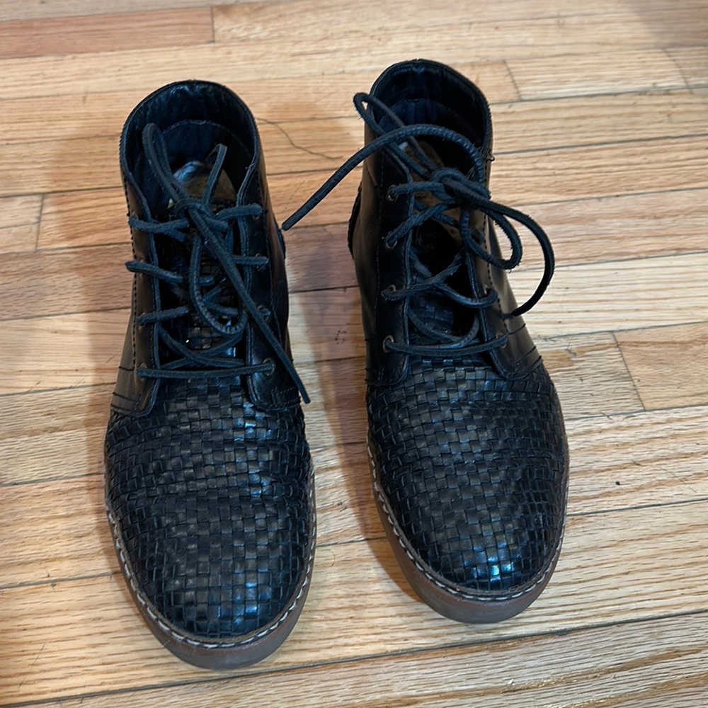 Men boots color black size 8.5